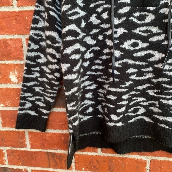Rock & Republic Womens Large Gray Zebra Animal Printed Hooded Cropped Sweater - Picture 3 of 9